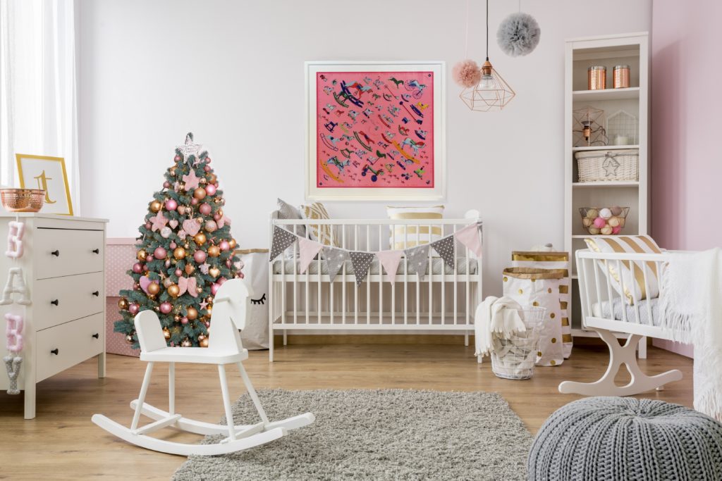 Chambre de bébé avec sapin de noël rose et carré déco cheval à bascule